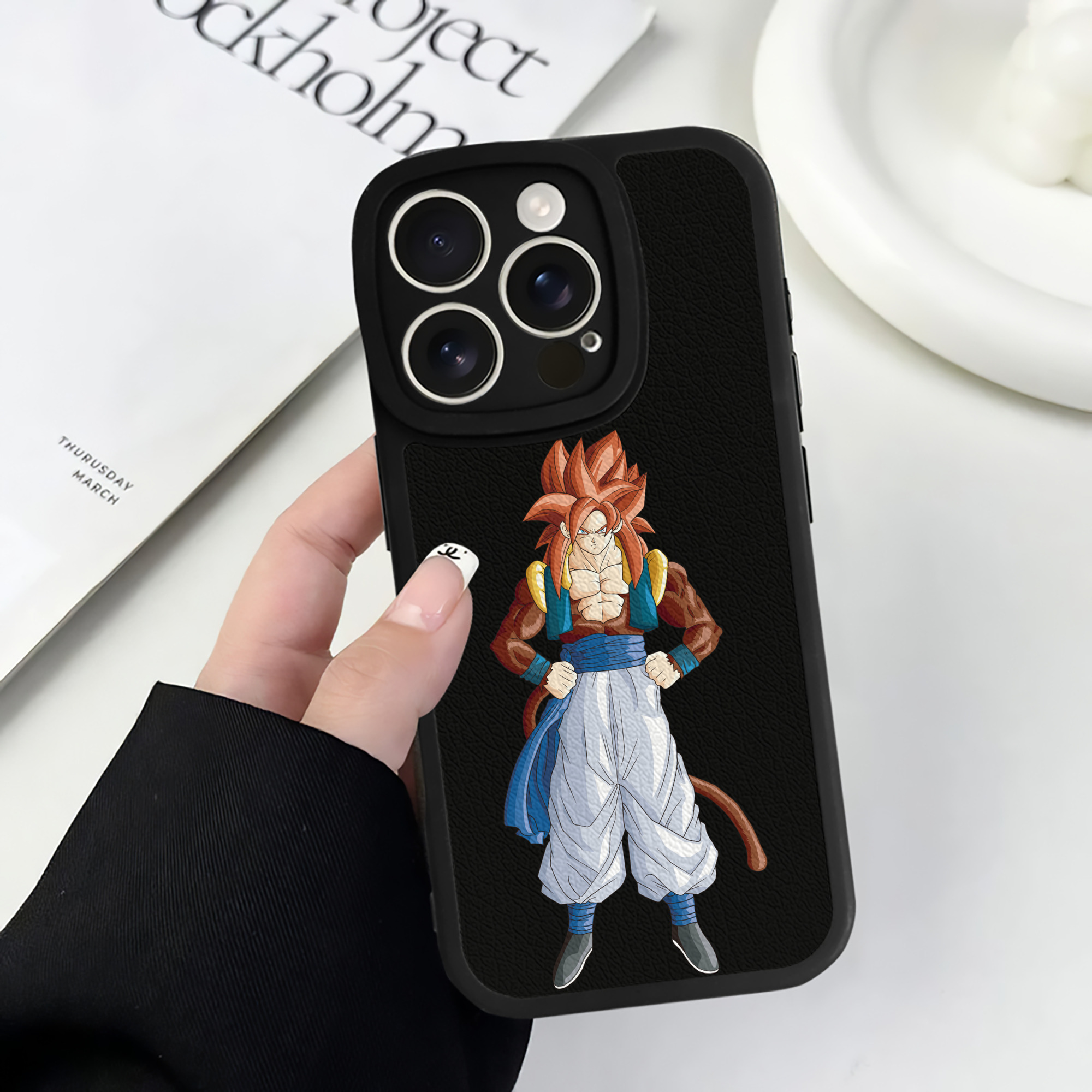 （画像用） ドラゴンボール 孫悟空（そん ごくう）Son Goku カカロット DRAGON BALL Kakarotto 【iPhone 16シリーズ対応】シリコンスマホケース（レザー調） 材質：シリコン